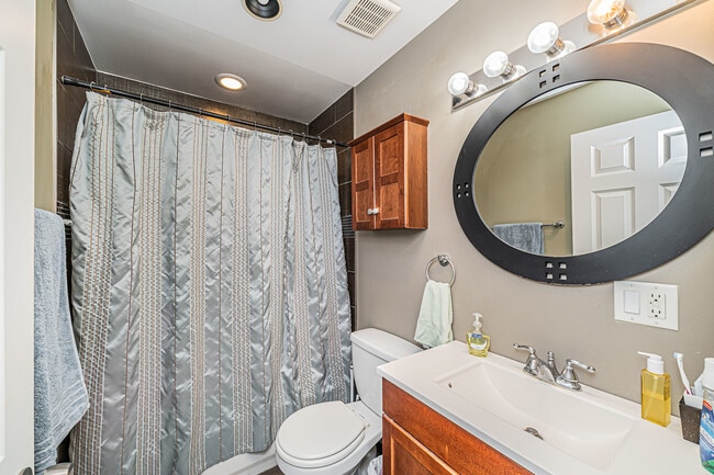 Building Photo - 1553 Cove Dr