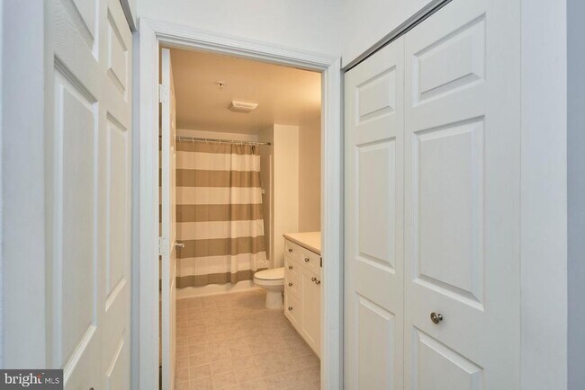 Building Photo - 3101 N Hampton Dr
