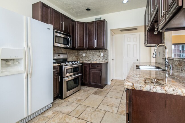 Building Photo - 6218 Summerville Ln