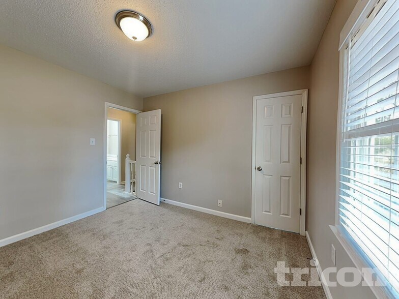 Building Photo - 820 Shadow Lake Dr