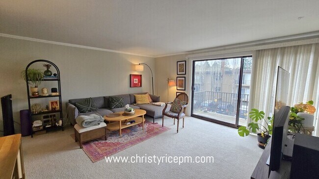 Building Photo - 11010 NE 68th St