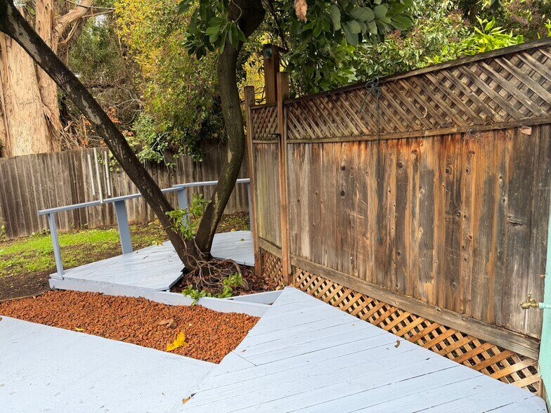 Building Photo - 5746 Robinhood Dr