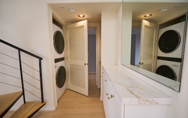 Washer/dryer - 12060 Hoffman St