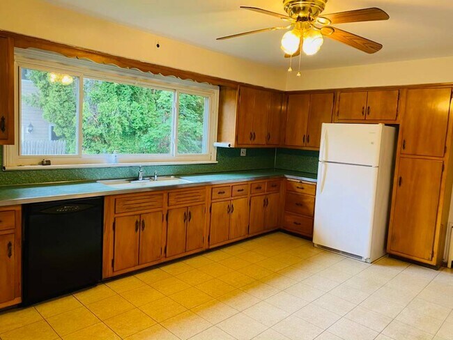 Building Photo - 75 Elm Ave