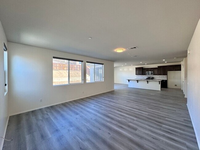 Building Photo - MOVE IN SPECIAL!! Move in on or before Oct...