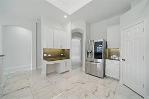 Building Photo - 9819 Lynnrose Springs Dr