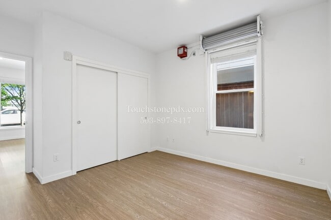 Building Photo - Ground-Level Modern Apartment at Bradley Commons!