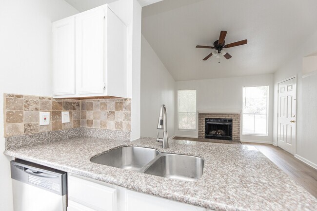 Building Photo - 3900 Woodchase Dr