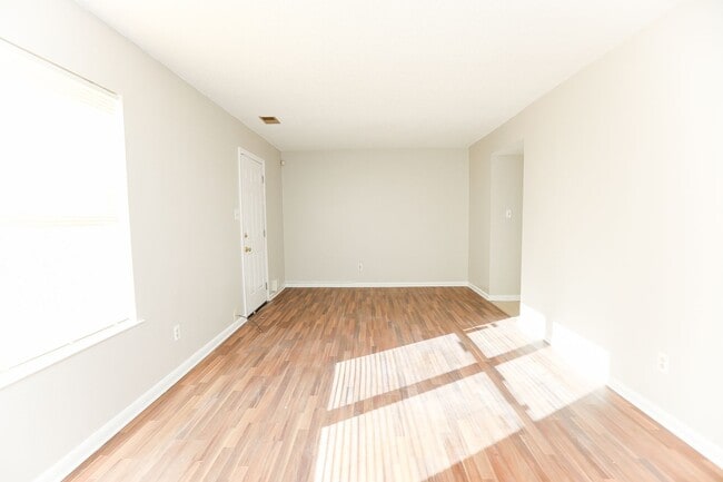 Building Photo - Spacious Townhome Updated Throughout!