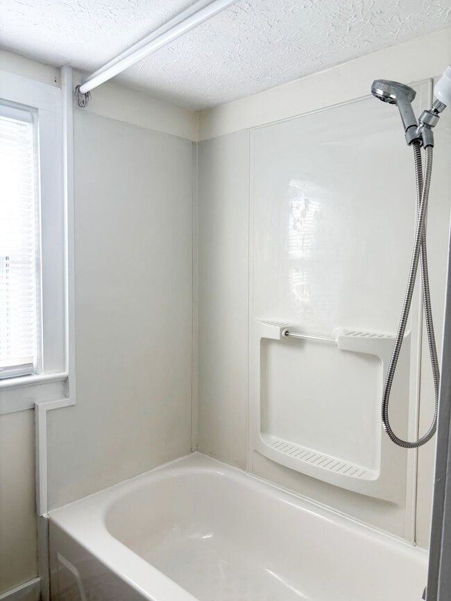 Building Photo - Maryville 37803 - 1 bedroom, 1 bath home  - Contact Jeremy Logan 865-307-2273