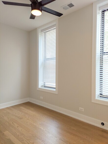 Building Photo - 2057 W Dickens Ave