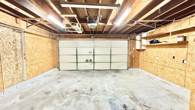 Building Photo - Sweet Two-Story Home with Amazing Views in...