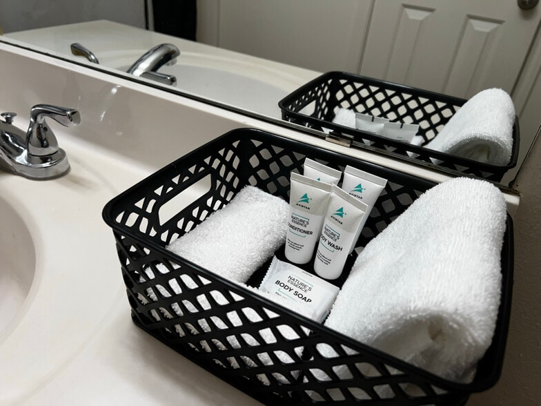 Building Photo - 512 N Chicago Ave