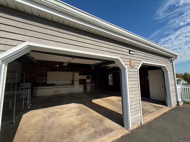 Building Photo - 295 Matson Hill Rd