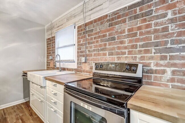 Building Photo - 3312 Pickwick Dr S