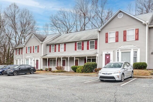 Building Photo - SW, Large Townhome, Wood/Vinyl Flooring, F...