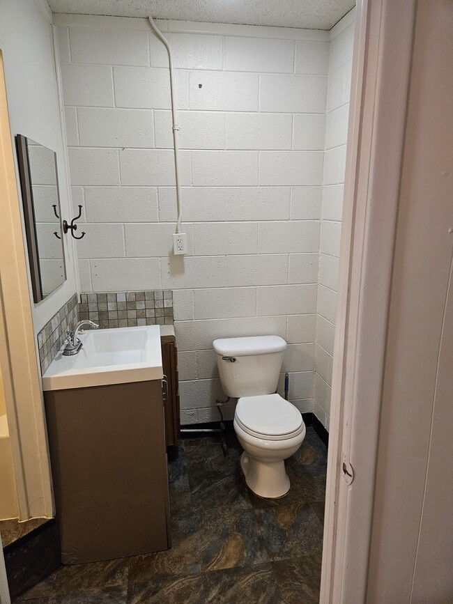 Building Photo - 204 8th St