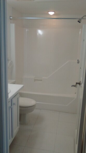 Building Photo - 48 Forest St