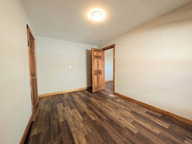 Building Photo - 906 S 1st St