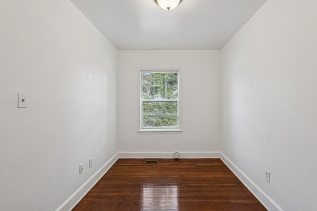 Building Photo - Christopher Shores