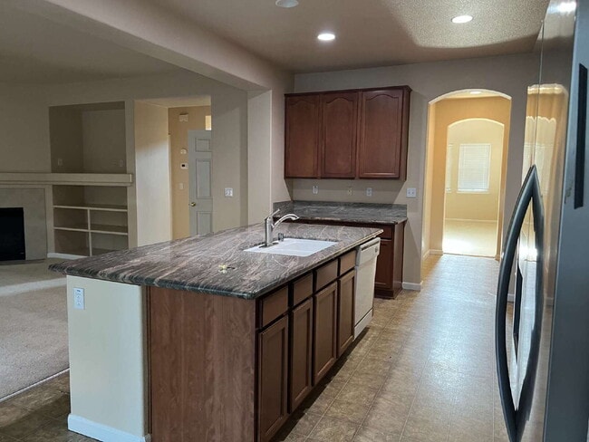 Building Photo - "Spacious 4-Bedroom Haven in Merced with 3 Full Baths & Elegant Granite Countertops!"