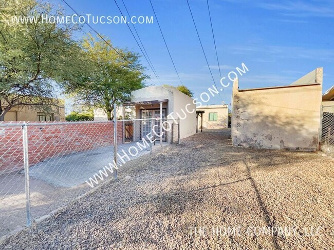 Building Photo - Charming 1-Bedroom Home Near UofA – Modern...