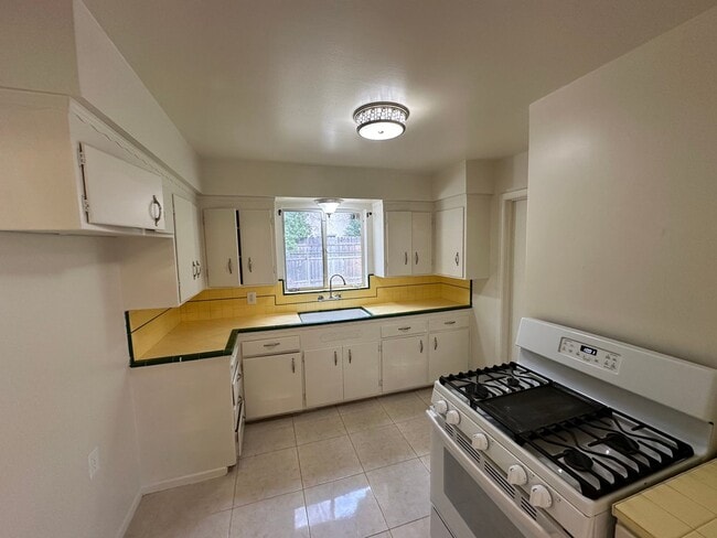 Building Photo - 3120 Alder Way