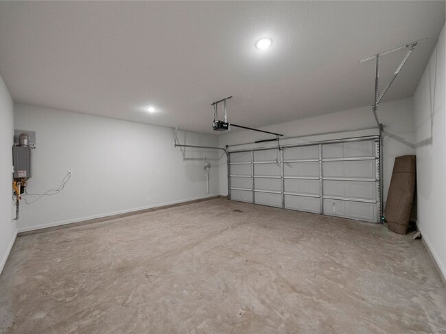 Building Photo - Almost New Modern Look 4 Bed 3 Bath House ...