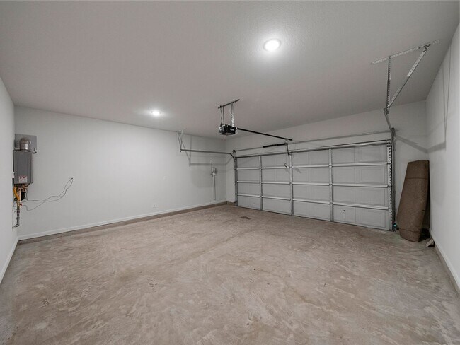 Building Photo - Almost New, Modern Look 4 Bed 3 Bath House...