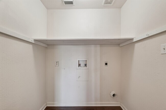 Building Photo - 11 Highland Dr