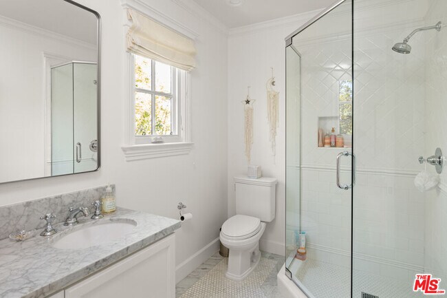 Building Photo - 146 N Carmelina Ave