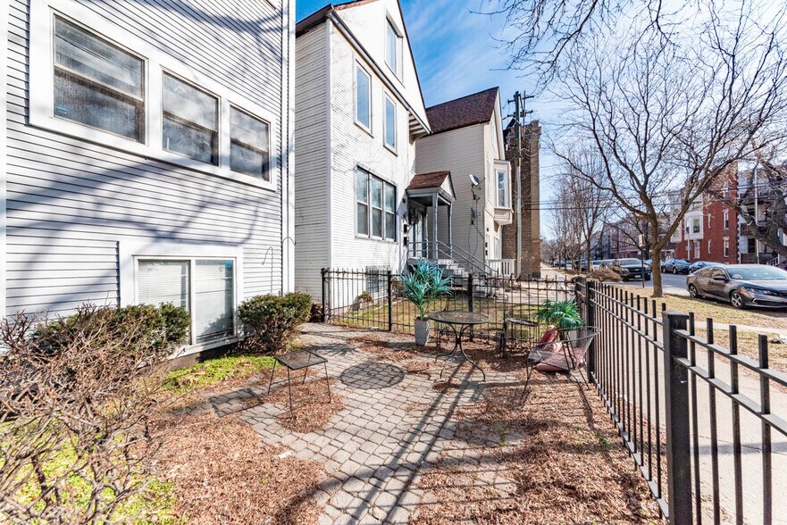 Building Photo - 1120 W Roscoe St