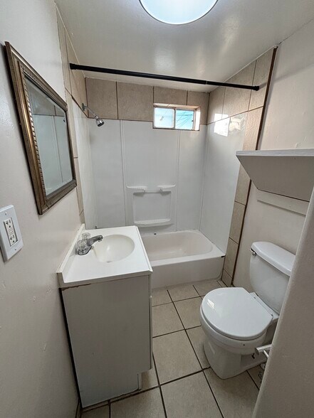 Building Photo - 304 Clyde St