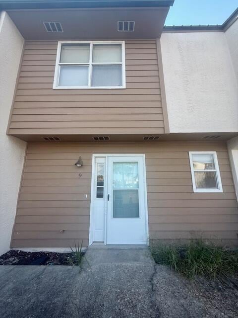 Building Photo - 220 Angler Ave