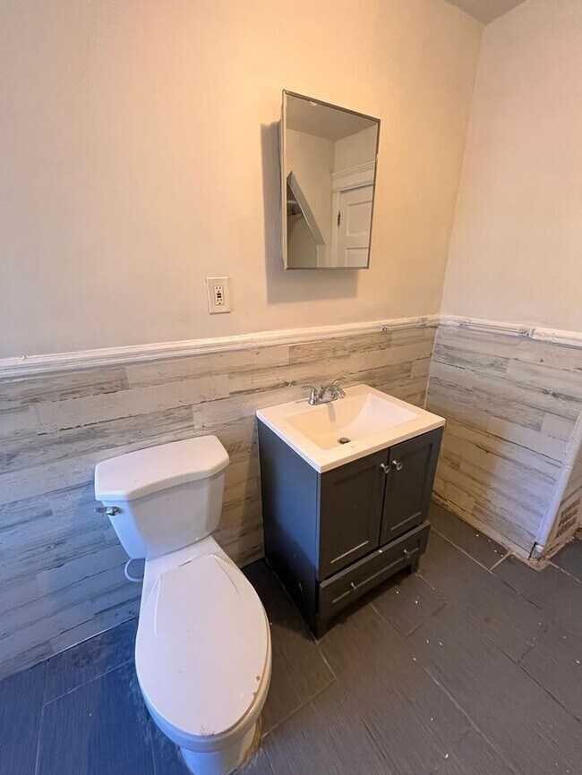 Building Photo - Cozy 2-Bedroom Apartment in Prime Location...