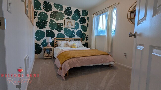 Building Photo - Flowing floorplan, minutes from I-5!!!