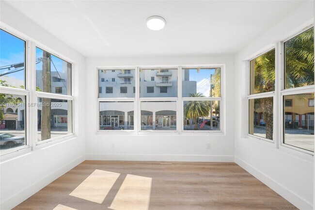 Building Photo - 403 SW 12th Ave