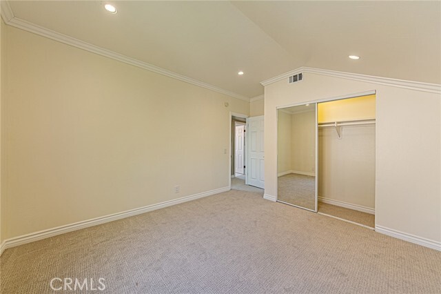 Building Photo - 670 S Oakhaven Ave