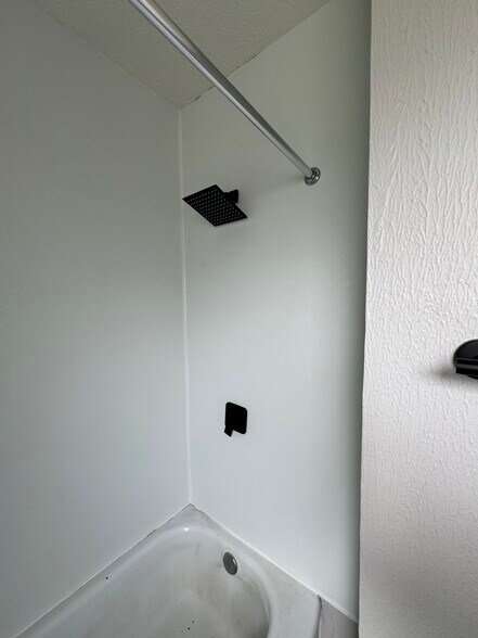 Building Photo - 3860 E 72nd St