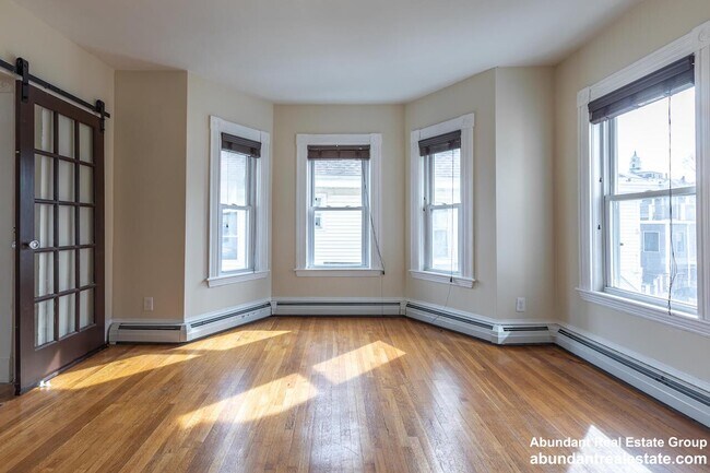 Building Photo - 376 Medford St