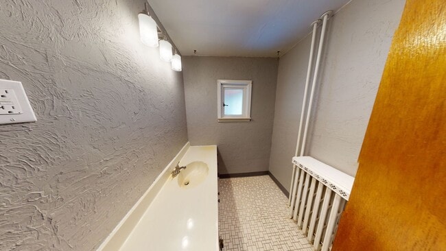 Building Photo - Spacious 2 Bed 1.5 Bath Home with Garage f...