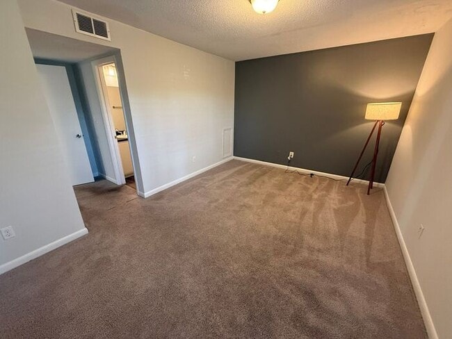 Building Photo - Collegeview Apartments! Updated 2 Bed 2 Bath Apartment with Washer/Dryer!