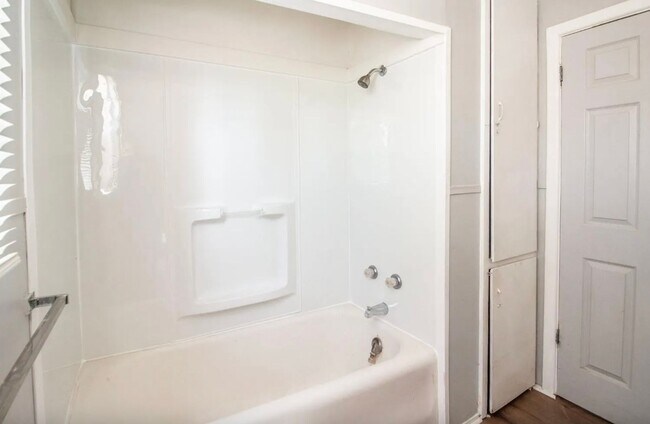 Building Photo - Great 3 Bedroom 1 bathroom house close to ...