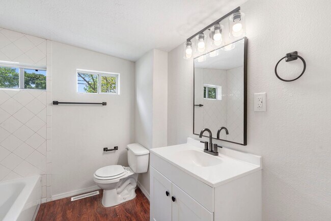 Building Photo - 3 bedroom | 2 bathroom | PETS WELCOME!