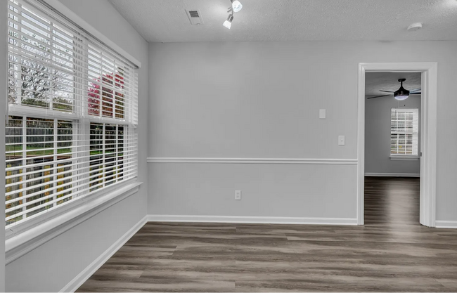 Building Photo - Adorable 3BD/2BA home in Murfreesboro with deck & attached garage!