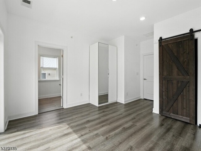 Building Photo - 701 Abbe Rd
