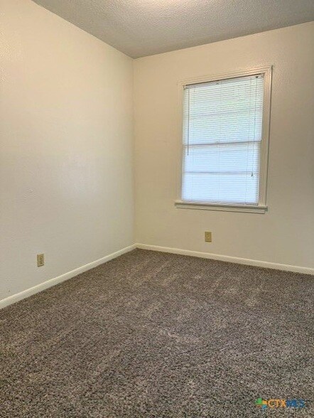 Building Photo - 1704 Smith Dr