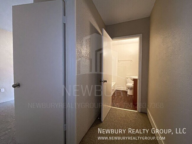 Building Photo - 39 Hickory St