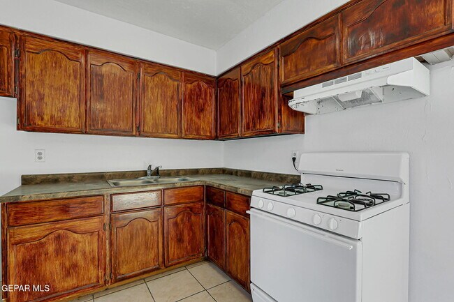 Building Photo - 10068 Oakwood Dr