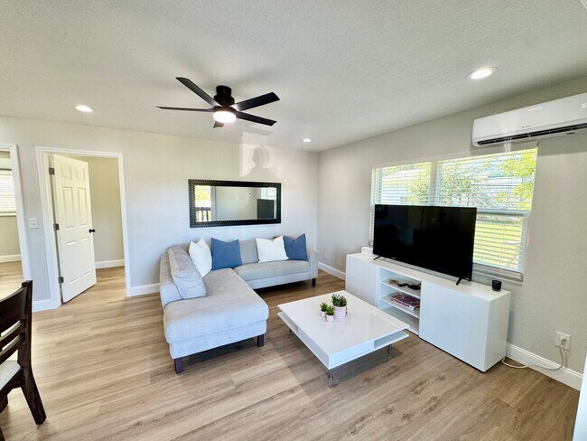 Building Photo - Fully Furnished Down Town Clermont Short Term Rental